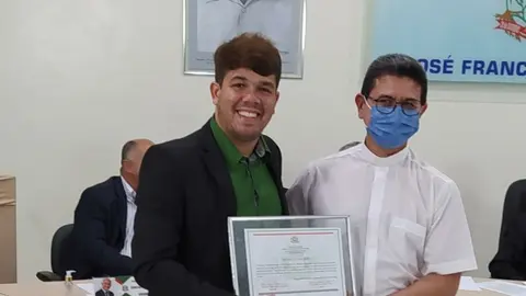 Câmara Municipal de Nova Floresta concede honraria ao Padre Rogério.