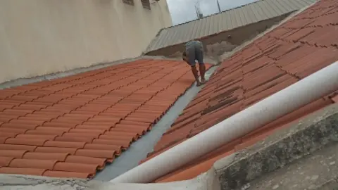 Prédio da Câmara Municipal de Nova Floresta passa por manutenções no telhado e instalações de ar condicionado