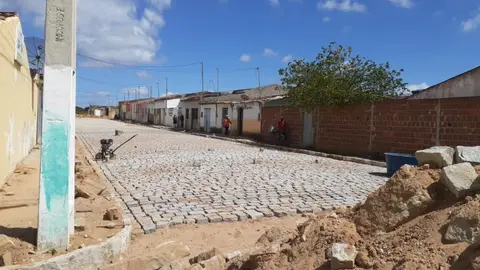 Prefeitura continua na realiza??o de Calçamentos pelas ruas de Nova Floresta/PB