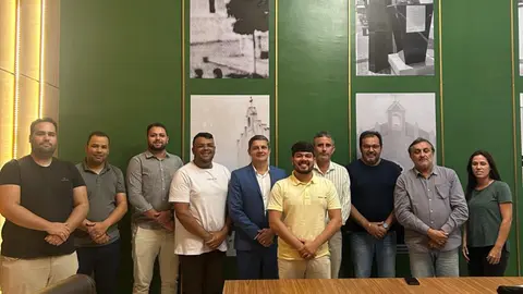 Presidente da Câmara de Nova Floresta, José Faustino, faz reunião administrativa com contadores e assessoria jurídica.