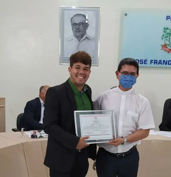Câmara Municipal de Nova Floresta concede honraria ao Padre Rogério.