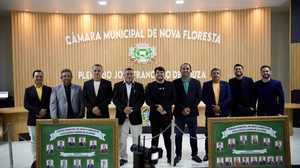 Câmara Municipal realiza sessão ordinária com aprovação de requerimentos e entrega de placas da Legislatura 2025/2028