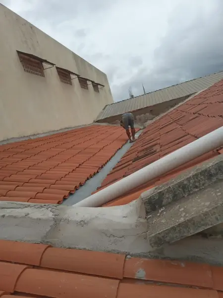 Prédio da Câmara Municipal de Nova Floresta passa por manutenções no telhado e instalações de ar condicionado