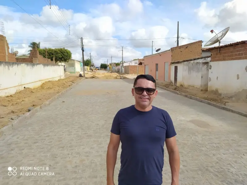 Vereador Tiago Enfermeiro do (PSB) visita obras de pavimentação