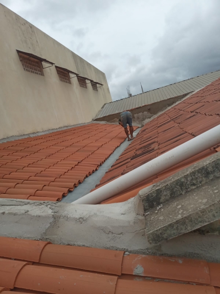 Prédio da Câmara Municipal de Nova Floresta passa por manutenções no telhado e instalações de ar condicionado