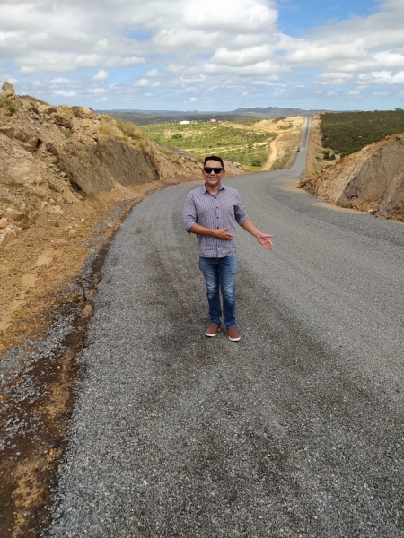 Vereador Tiago Enfermeiro (PSB) visita obra da PB 151, entre Nova Floresta e Picuí